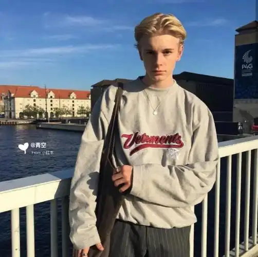 6686体育官网铜牌作者Lloyd