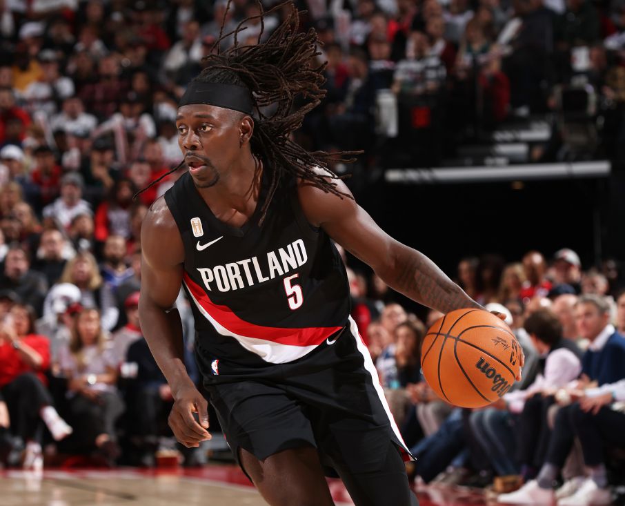 开拓者第二节8记三分球咬住赛果分，霍勒迪&里斯单节外线7中7